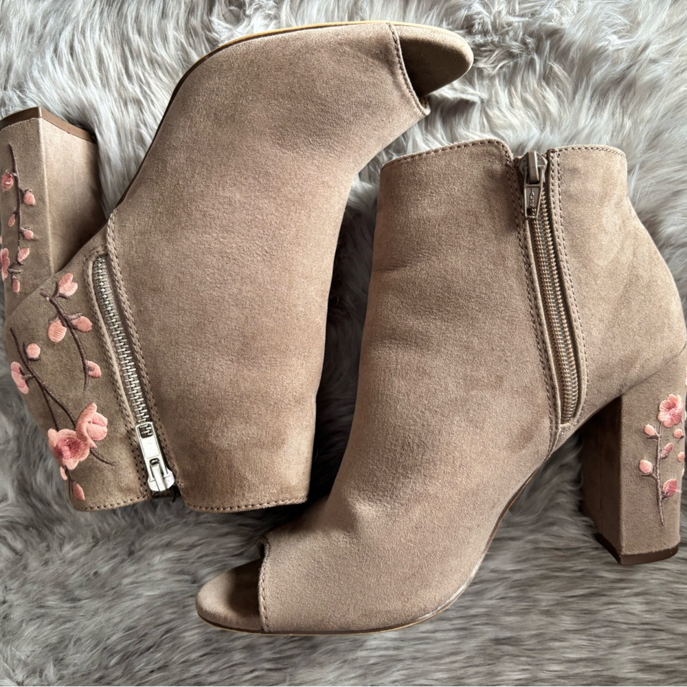 Candie's Pink Embroidered Flowers Peeptoe Heel